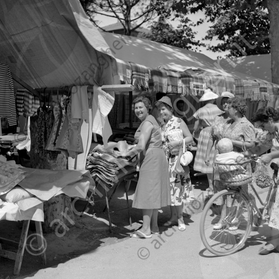 Mercato ambulanti Cervia Bancarelle Banchette commercianti ambulanti donne vendita coperte bicicletta cestino bambino