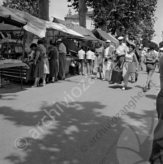Mercato ambulanti Cervia Strada gente passeggiare donne valigie Banchette bancarelle tende viale alberato