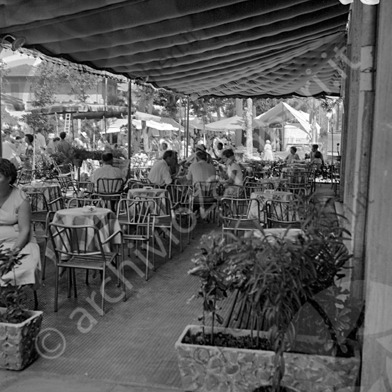Bar in Viale Roma a Cervia (angolo viale Volturno) Tavolini e sedie mercato ambulanti commercianti