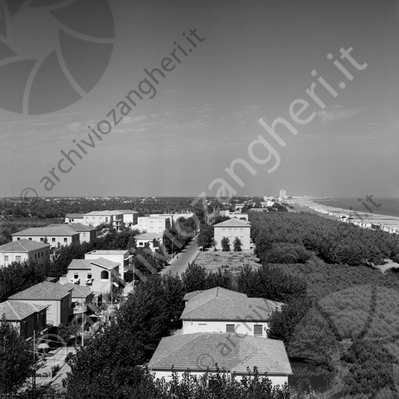 Veduta dal condominio di Pinarella angolo Viale Italia e viale Emilia Vista panoramica pineta tetti case costa riviera mare spiaggia