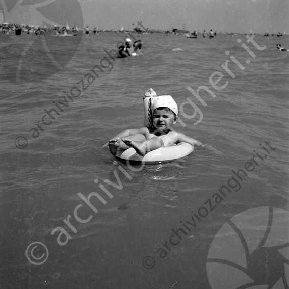 Bambino con salvagente in acqua Ciambella bandana fare il bagno mare