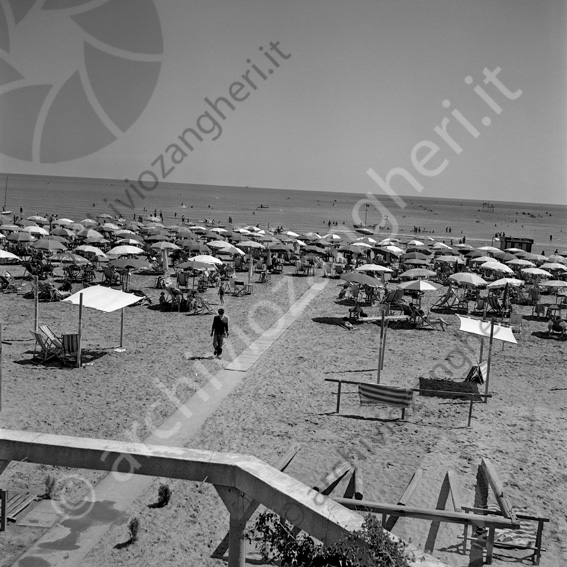 Il mare, la spiaggia e gli ombrelloni visti dallo stabilimento balneare Bagno stabilimento balneare mare spiaggia ombrelloni passerella estate