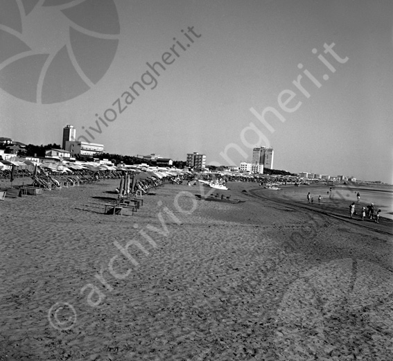 Spiaggia e ombrelloni Milano Marittima Fila di ombrelloni e sdraio chiusi spiaggia pattino riva mare passeggiare
