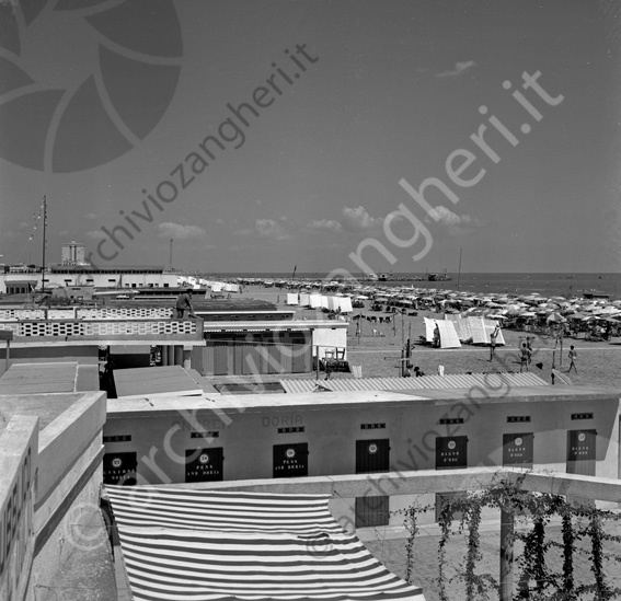 Stabilimenti balneari Cervia Bagni Andrea Doria molo grattacielo Royal mare ombrellone spiaggia vele cabine terrazza tenda pensione ragno d'oro giocare a pallavolo ragazzi