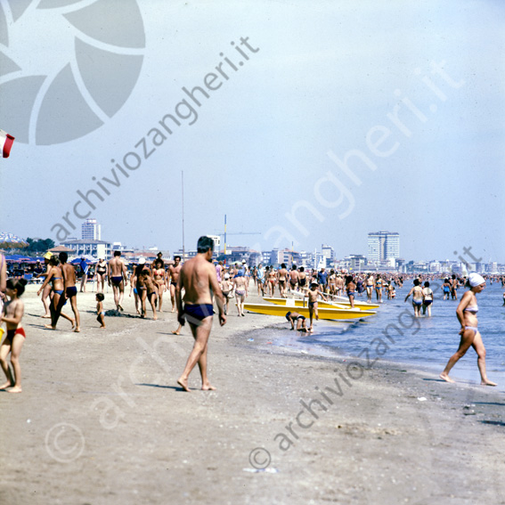 Gente in spiaggia Milano Marittima Mare arriva spiaggia grattacieli Royal pattino passeggiare bagnanti estate