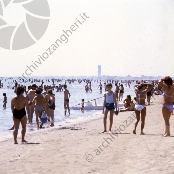 Gente in spiaggia Mare riva spiaggia pattino gente bagnanti passeggiare grattacielo di Cesenatico