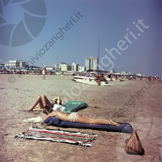Ragazze in spiaggia Telo ragazza estese materassino leggere il giornale borsa spiaggia sabbia pattino grattacielo Royal