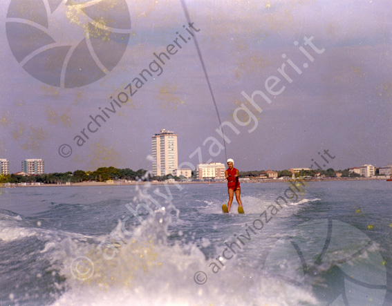 Sci nautico con veduta costa Milano Marittima Onde scia Royal Palace vista panoramica costa Riviera ragazza