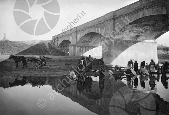 Cesena, lavandaie presso il ponte nuovo Lavare i panni legno carro cavallo donne lavorare acqua riva argine