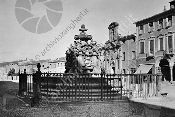 Fontana Masini Recinzione chiesa di Sant'Anna viale Mazzoni sculture portici negozi piazza del popolo albergo cappello fontanelle