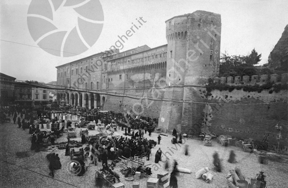 Cesena, il mercato del sabato in piazza Vittorio Emanuele (ora piazza del Popolo) Carri carretti gente mercato commercianti ambulanti bancarelle Banchette palazzo del Comune di Cesena Albornoz Rocchetta Fontana Masini portici