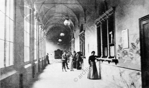 Palazzo delle poste portico interno Lampioni donna gente portico colonne sportello vetrata corridoio