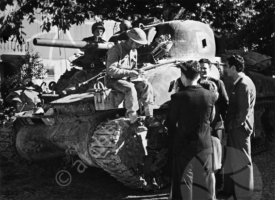 Carro armato davanti al liceo  Biblioteca malatestiana, 2a guerra mondiale Giovani soldati cingoli colombo soldato elmetto cannone