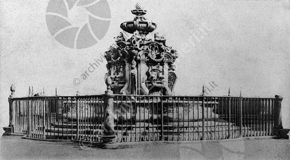 Fontana del Conte F. Masini (Discepolo di Raffaello) Fontana fontanella ringhiera balaustra scultura