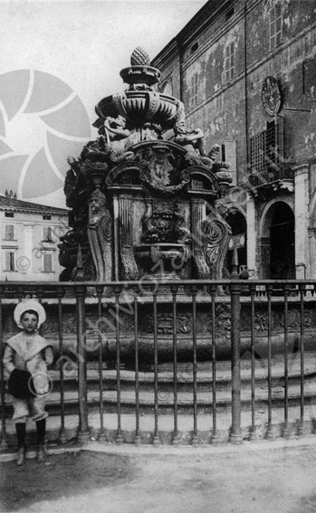 Bambino davanti alla Fontana Masini Ringhiera balaustra palazzo Albornoz Comune sculture